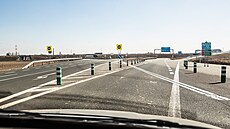 Nájezdy na dálnici D11 �idi�e matou. Na snímku je nájezd sm�rem z Ji�ína do...