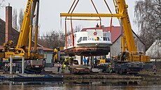 Je�áby z p�ístavi�t� v P�elou�i vyzvedly výletní lo� Arno�t z Pardubic. Po...