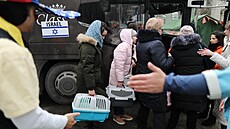 Ukrajintí idé nastupují do autobus, které je evakuují do Izraele. (10....