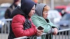 Ukrajintí uprchlíci ped válkou ekají v dlouhé front ped plzeským centrem...