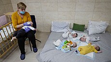 Dti náhradních ukrajinských matek v obytném suterénu domu na pedmstí Kyjeva...