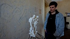 Dan Krejík provází místností, kde jsou uskladnné sochy Pavla Karouse. (25....