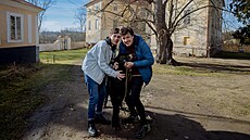 Mat�j Stropnický a Daniel Krej�ík opravují zámek Ose�any, který si p�ed...
