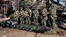 Snímek zveejnný ruským ministerstvem obrany ukazuje ruské vojáky s údajn...