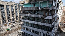 Pohled na obytnou budovu v Kyjevě zničenou ruským ostřelováním. (17. března... | na serveru Lidovky.cz | aktuální zprávy