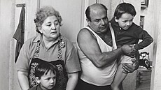 Děda a babi Homolkovi s vnuky, to jsou Josef Šebánek, Marie Mottlová a bratři...