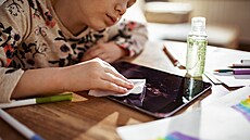 S tabletem, �te�kou �i mobilem jste v �astém kontaktu, proto byste je m�li...