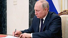 Ruský prezident Vladimir Putin na zasedání bezpenostní rady (11. bezna 2022)
