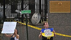 Ped ruským velvyslanectvím ve Washingtonu na Wisconsin Avenue v nedli...