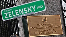 Ped ruským velvyslanectvím ve Washingtonu na Wisconsin Avenue v nedli...