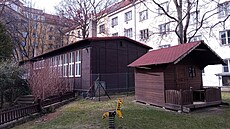 D�ev�né stavby v Nuslích. Altán vpravo je mnohem nov�j�í a pat�í k mate�ské...