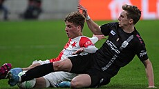 Slávistický mladík Adam Pudil (vlevo) bhem osmifinále Konferenní ligy proti...