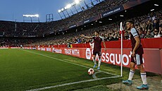 Pablo Fornals (vpravo) a Aaron Cresswell z West Hamu se chystají k rozehrání...