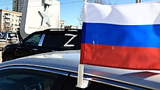 V několika ruských městech jezdí auta s vylepeným písmenem za oknem. (6. března...