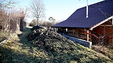 Hromada zeminy v Lul�i na Vy�kovsku brání p�íjezdu chata��m k zahrádkám. Hlínu...