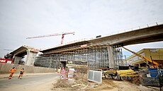 U Tomkova náměstí v Brně rostou první pilíře budoucí silniční estakády, další...