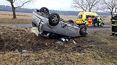 Auto po nehod� skon�ilo na st�e�e. (16. 3. 2022)