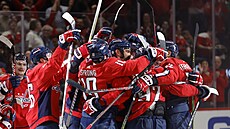 Alexandr Ovekin slaví s paráky z Washingtonu svj 767. gól v NHL. Stal se tak...