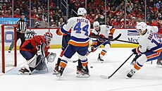 Branká Washingtonu Vítek Vanek elí anci hokejist New York Islanders.