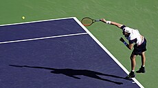 John Isner pi servisu na turnaji v Indian Wells.