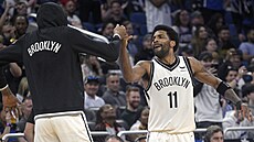 Kyrie Irving z Brooklyn Nets sklízí pochvalu od maskovaného Kevina Duranta.