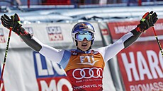 Marco Odermatt slaví triumf ve finále Světového poháru v obřím slalomu.