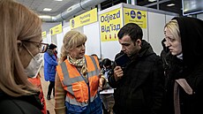 V uprchlickém centru na �erné louce v Ostrav� pomáhá i �ada dobrovolník�.