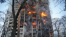Ruské rakety zasáhly obytnou budovu v Kyjev, která zaala hoet. (15. bezna...
