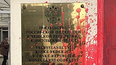 Budovu ruského velvyslanectví v Praze nkdo potísnil rudou barvou. (18. bezna...