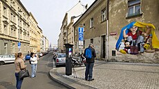 Streetartový um�lec Chemis maloval 17. b�ezna 2022 v pra�ských Nuslích mural na...