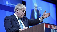 Britský premiér Boris Johnson má projev ped zástupci Konzervativní strany....