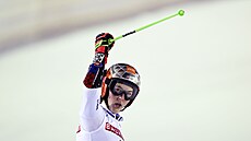 Slovenská lyaka Petra Vlhová se raduje z triumfu v obím slalomu v Aare.