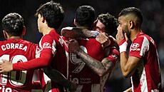 Rodrigo De Paul (druhý zprava) z Atlética Madrid slaví se spoluhrá�i gól v...