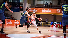 Maria Condeová (vlevo) z USK Praha brání pr�nik Giorgie Sottanaové ze Schia.