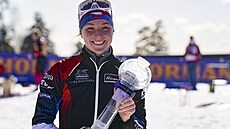 Biatlonistka Markéta Davidová s malým glóbem za 1. místo v součtu...