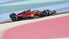 Carlos Sainz z Ferrari v kvalifikaci Velké ceny Bahrajnu.