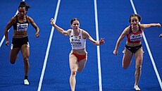 Eva Kubí�ková (vpravo) v rozb�hu na halovém MS v B�lehrad�.