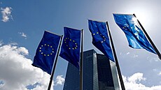 Vlajky Evropské unie před sídlem Evropské centrální banky (ECB) ve Frankfurtu... | na serveru Lidovky.cz | aktuální zprávy