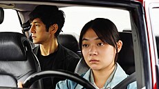 Hidetoi Niidima a Tóko Miura ve filmu Drive My Car