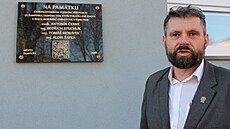Martin Pelná� v civilu u pomníku padlých z boj� s henleinovci u Moravské...