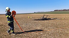 U Olomouce se z�ítil ultralehký vrtulník a po dopadu za�al ho�et.