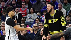 Seth Curry (v bílém) z Brooklyn Nets oslavuje se spoluhrá�em Benem Simmonsem,...