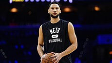 Ben Simmons z Brooklyn Nets se rozcviuje na palubovce Philadelphia 76ers.