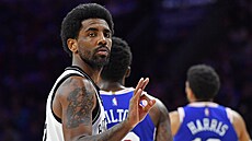 Kyrie Irving z Brooklyn Nets se raduje na palubovce Philadelphia 76ers.