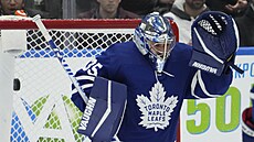 Petr Mrázek z Toronto Maple Leafs inkasuje.