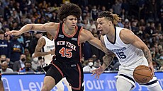 Brandon Clarke (15) z Memphis Grizzlies úto�í v zápase s New York Knicks, brání...