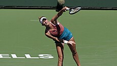 Markéta Vondrouová podává na turnaji v Indian Wells.