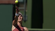 Markéta Vondrouová podává na turnaji v Indian Wells.