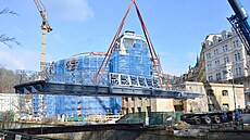 Nová Goethova lávka je od st�edy usazena v t�sném sousedství Císa�ských lázní v...
