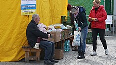 Potravinové balí�ky jsou k dispozici ukrajinským uprchlík�m v humanitárním...